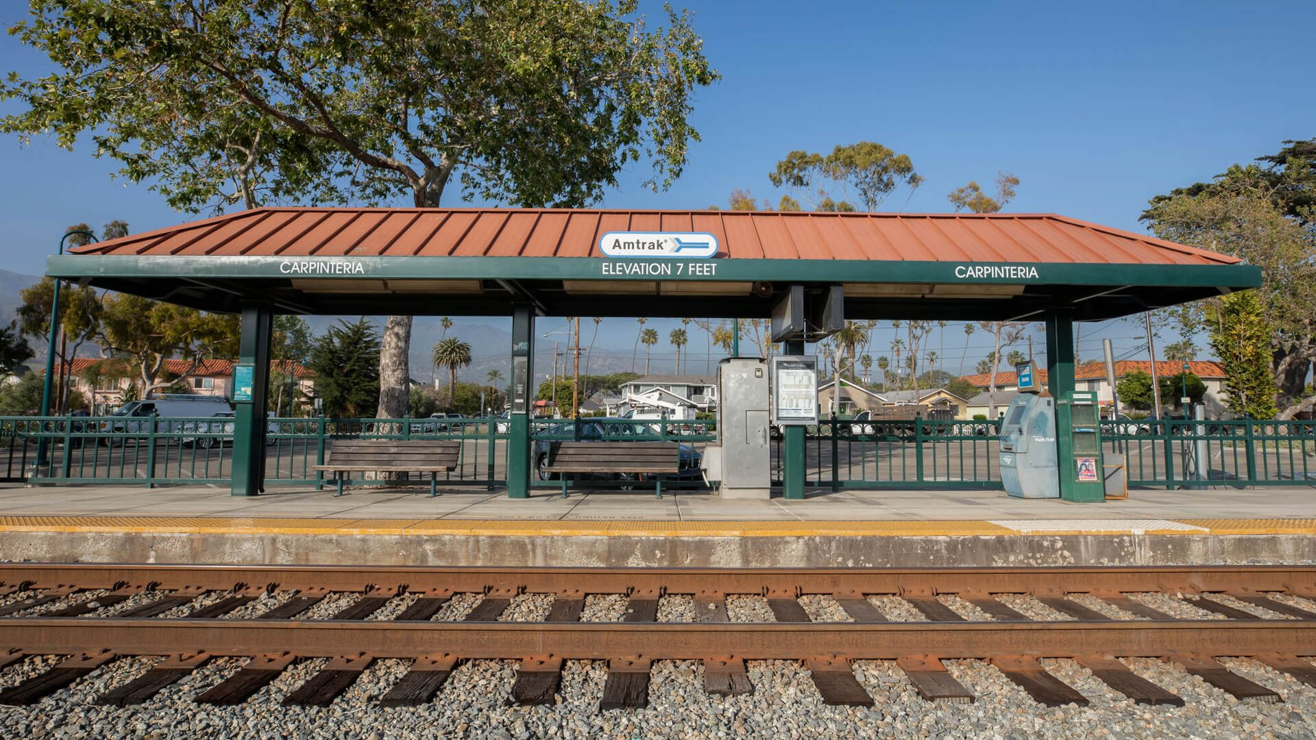 https://www.pacificsurfliner.com//globalassets/destinations-2025/carpinteria/carpinteria-train-station---amtrak-pacific-surfliner.jpg